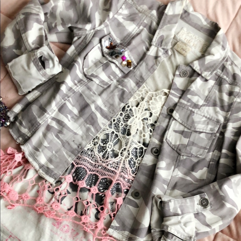 Buckle camo jacket & layering tops